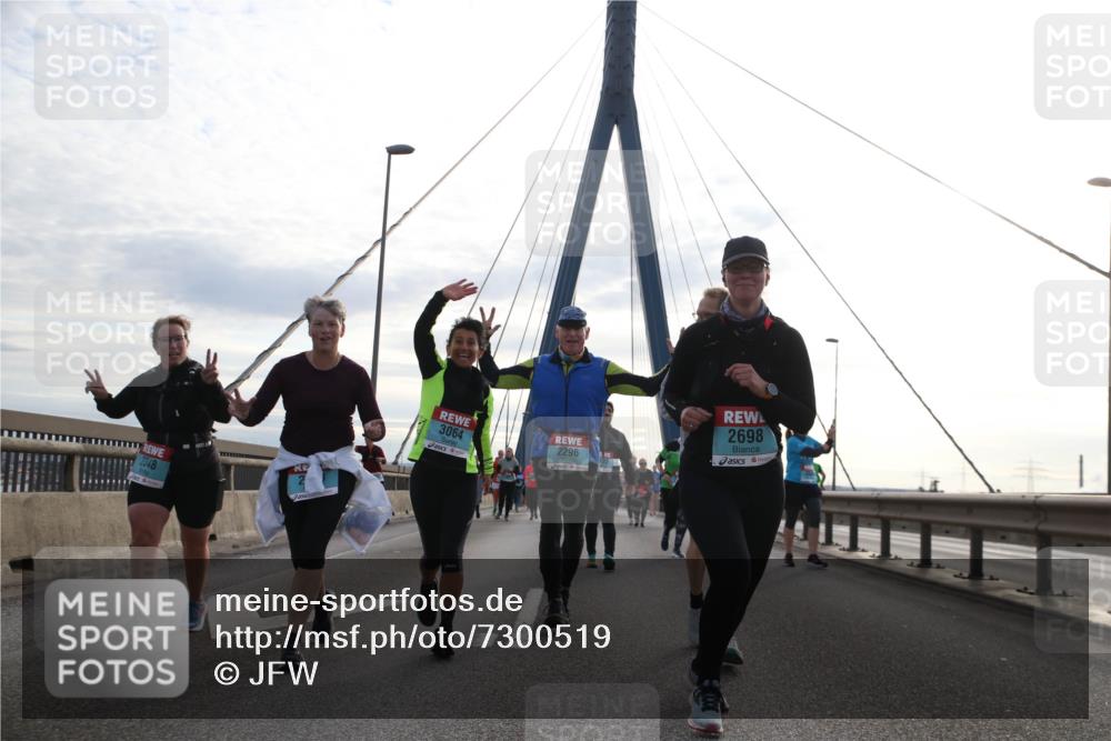 03.10.2024 - Köhlbrandbrückenlauf Jannik Wohlers http://msf.ph/oto/7300519 03.10.2024 09:35:04 Position 1 2348, 3064, 2296, 2698 meine-sportfotos.de