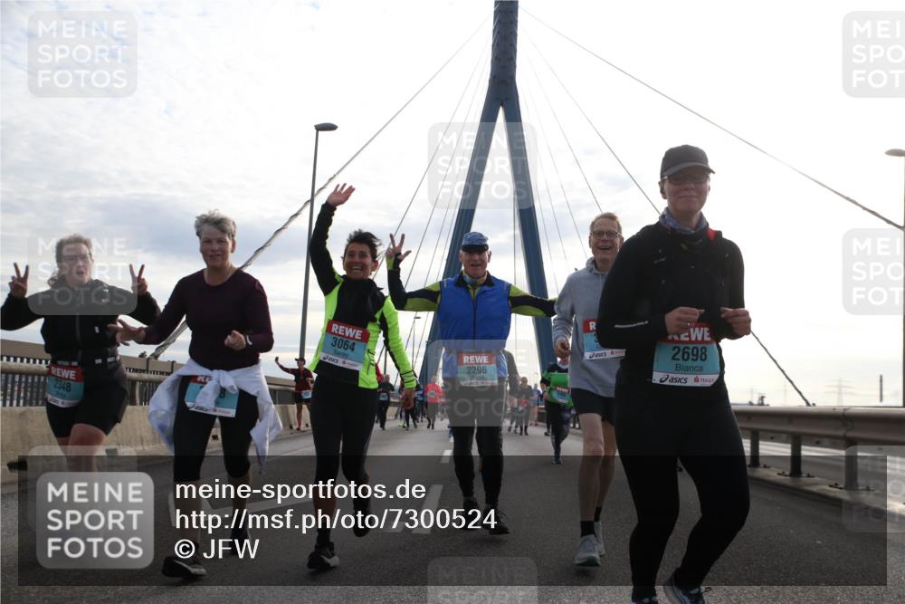 03.10.2024 - Köhlbrandbrückenlauf Jannik Wohlers http://msf.ph/oto/7300524 03.10.2024 09:35:04 Position 1 2348, 3064, 2296, 2698 meine-sportfotos.de