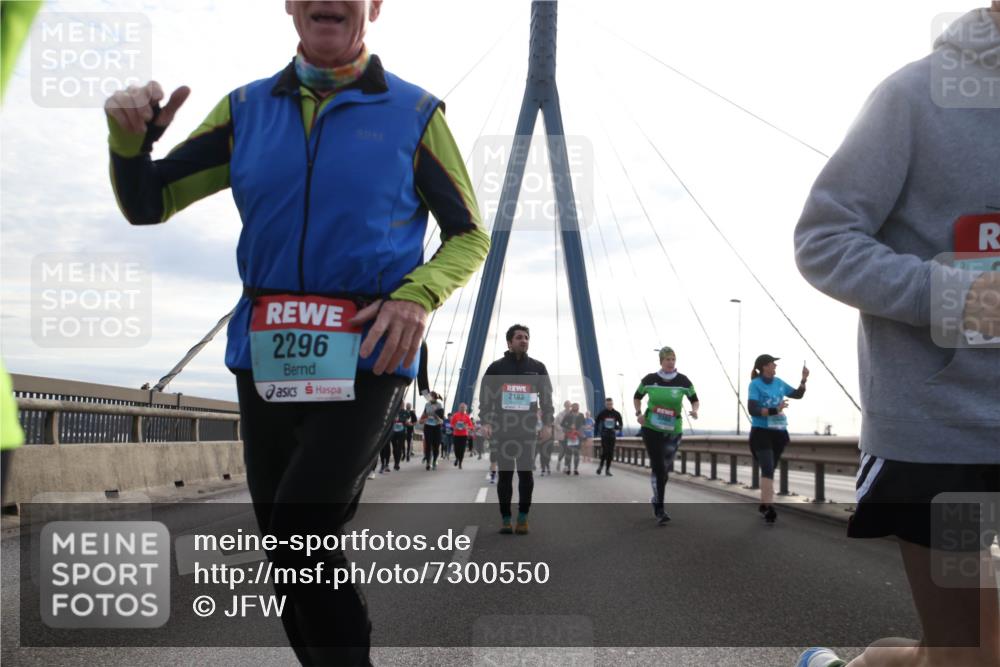 03.10.2024 - Köhlbrandbrückenlauf Jannik Wohlers http://msf.ph/oto/7300550 03.10.2024 09:35:06 Position 1 2296, 2183 meine-sportfotos.de
