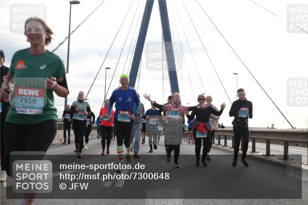 03.10.2024 - Köhlbrandbrückenlauf Jannik Wohlers http://msf.ph/oto/7300648 03.10.2024 09:35:11 Position 1 2950, 2590, 3363, 3328, 2158, 26, 2159 meine-sportfotos.de