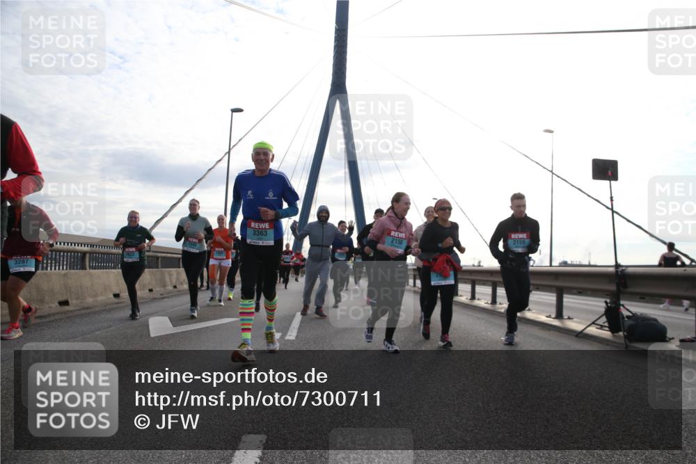 03.10.2024 - Köhlbrandbrückenlauf Jannik Wohlers http://msf.ph/oto/7300711 03.10.2024 09:35:12 Position 1 3287, 2590, 3363, 2158, 2159 meine-sportfotos.de
