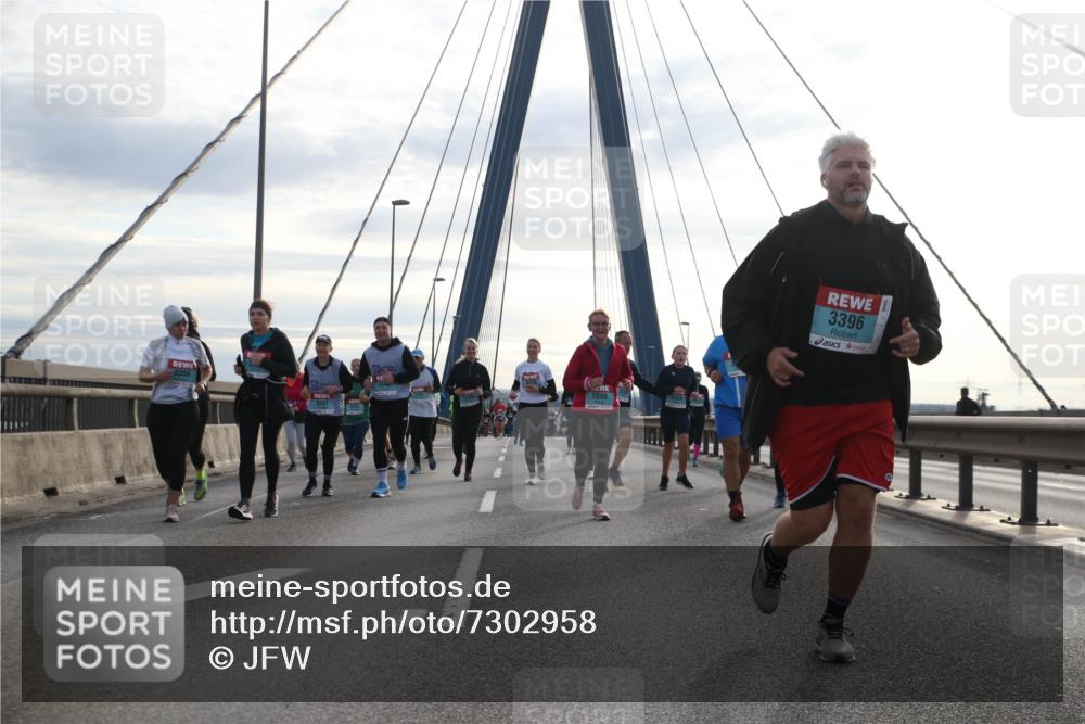 03.10.2024 - Köhlbrandbrückenlauf Jannik Wohlers http://msf.ph/oto/7302958 03.10.2024 09:36:13 Position 1 3356, 2898, 3396 meine-sportfotos.de