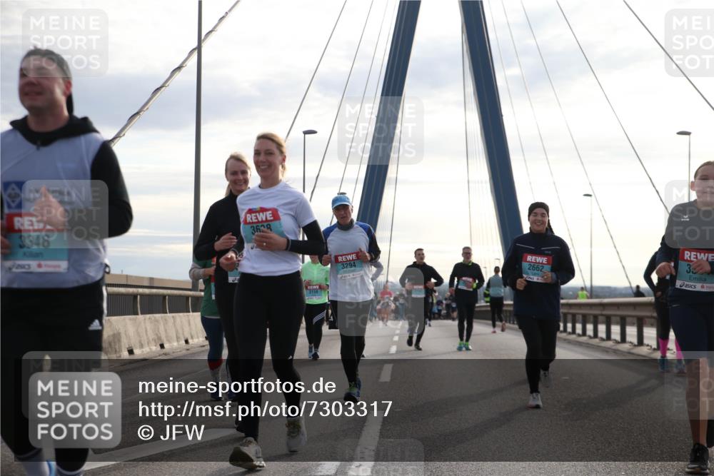 03.10.2024 - Köhlbrandbrückenlauf Jannik Wohlers http://msf.ph/oto/7303317 03.10.2024 09:36:17 Position 1 3348, 3638, 3294, 3159, 2662, 33 meine-sportfotos.de