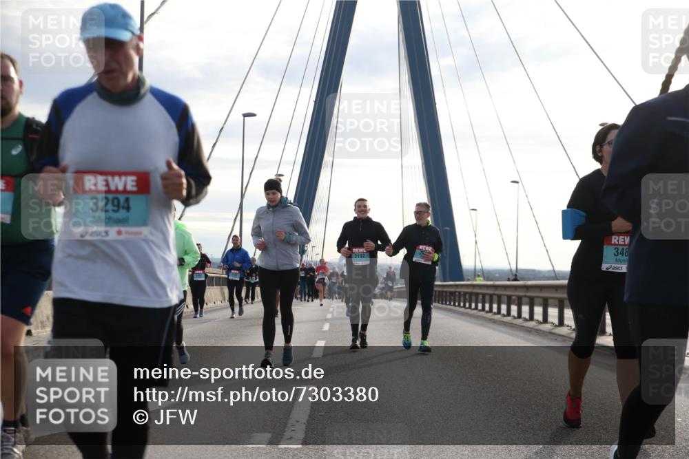 03.10.2024 - Köhlbrandbrückenlauf Jannik Wohlers http://msf.ph/oto/7303380 03.10.2024 09:36:19 Position 1 3294, 2192, 348 meine-sportfotos.de