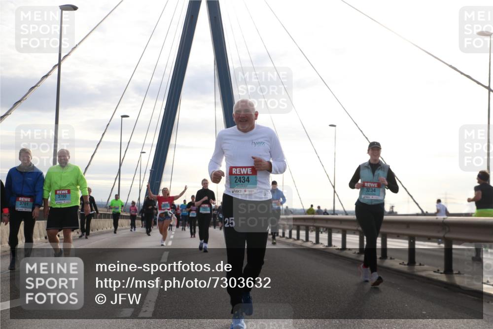 03.10.2024 - Köhlbrandbrückenlauf Jannik Wohlers http://msf.ph/oto/7303632 03.10.2024 09:36:29 Position 1 3701, 3700, 2933, 2434, 3234, 25 meine-sportfotos.de