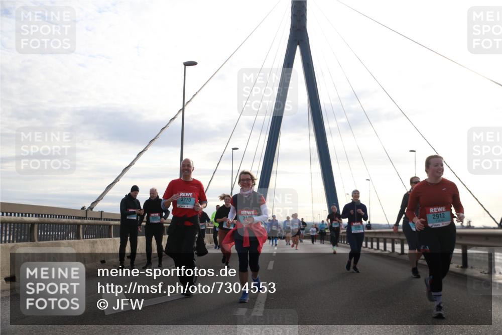 03.10.2024 - Köhlbrandbrückenlauf Jannik Wohlers http://msf.ph/oto/7304553 03.10.2024 09:36:47 Position 1 3245, 3270, 310, 2912 meine-sportfotos.de