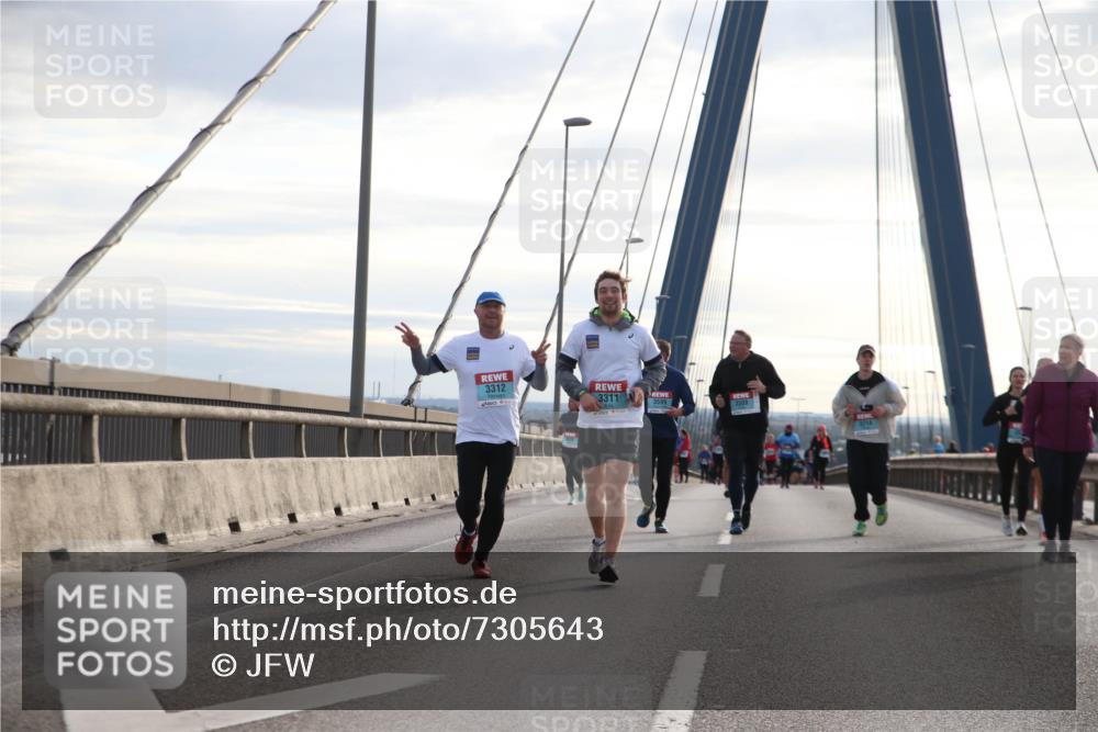 03.10.2024 - Köhlbrandbrückenlauf Jannik Wohlers http://msf.ph/oto/7305643 03.10.2024 09:37:23 Position 1 3312, 3311, 3599 meine-sportfotos.de