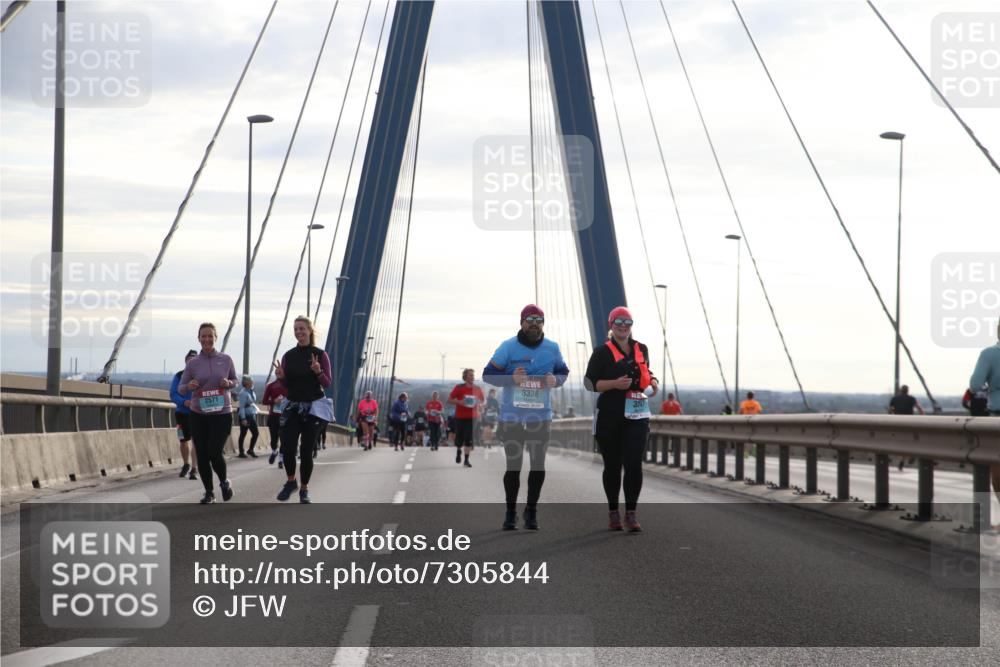 03.10.2024 - Köhlbrandbrückenlauf Jannik Wohlers http://msf.ph/oto/7305844 03.10.2024 09:37:42 Position 1 2571, 3336, 3141 meine-sportfotos.de