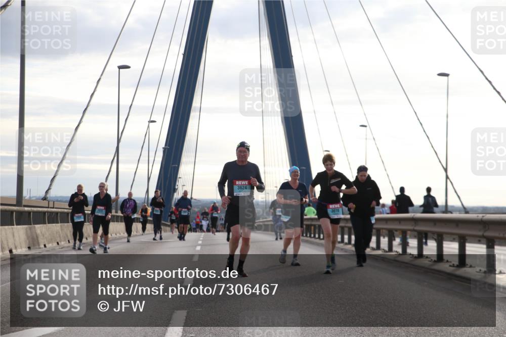03.10.2024 - Köhlbrandbrückenlauf Jannik Wohlers http://msf.ph/oto/7306467 03.10.2024 09:38:14 Position 1 2934, 3624, 3616 meine-sportfotos.de