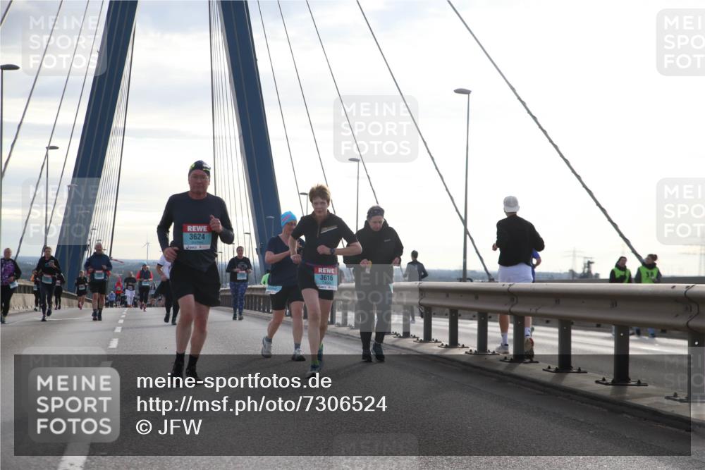 03.10.2024 - Köhlbrandbrückenlauf Jannik Wohlers http://msf.ph/oto/7306524 03.10.2024 09:38:15 Position 1 3624, 3616 meine-sportfotos.de