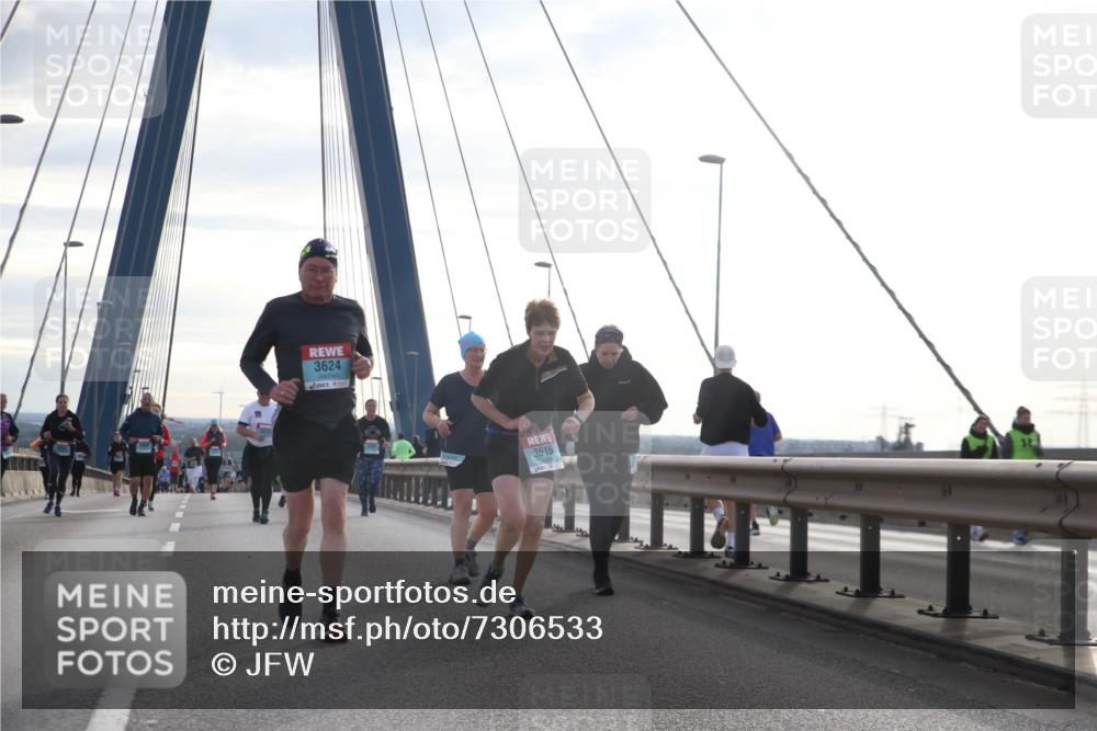 03.10.2024 - Köhlbrandbrückenlauf Jannik Wohlers http://msf.ph/oto/7306533 03.10.2024 09:38:16 Position 1 3315, 3624, 3616 meine-sportfotos.de