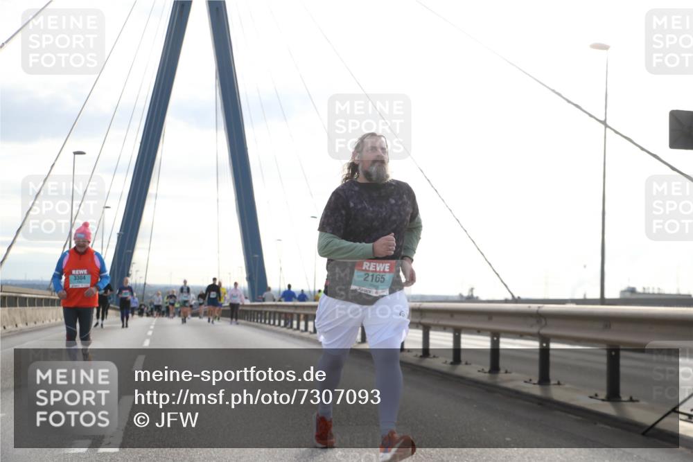03.10.2024 - Köhlbrandbrückenlauf Jannik Wohlers http://msf.ph/oto/7307093 03.10.2024 09:38:49 Position 1 3304, 2165 meine-sportfotos.de