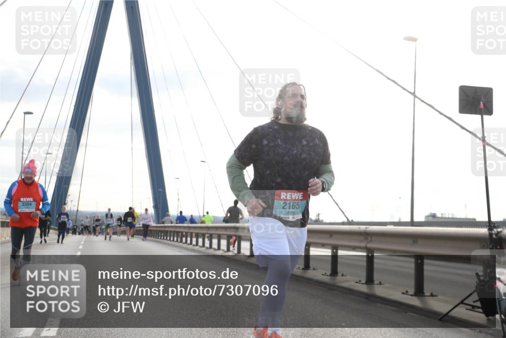 03.10.2024 - Köhlbrandbrückenlauf Jannik Wohlers http://msf.ph/oto/7307096 03.10.2024 09:38:49 Position 1 3304, 2165 meine-sportfotos.de