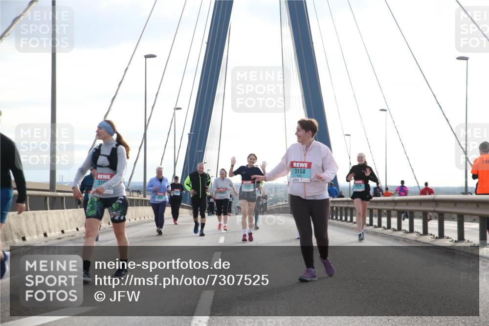 03.10.2024 - Köhlbrandbrückenlauf Jannik Wohlers http://msf.ph/oto/7307525 03.10.2024 09:39:06 Position 1 3158, 310, 3278, 3285 meine-sportfotos.de