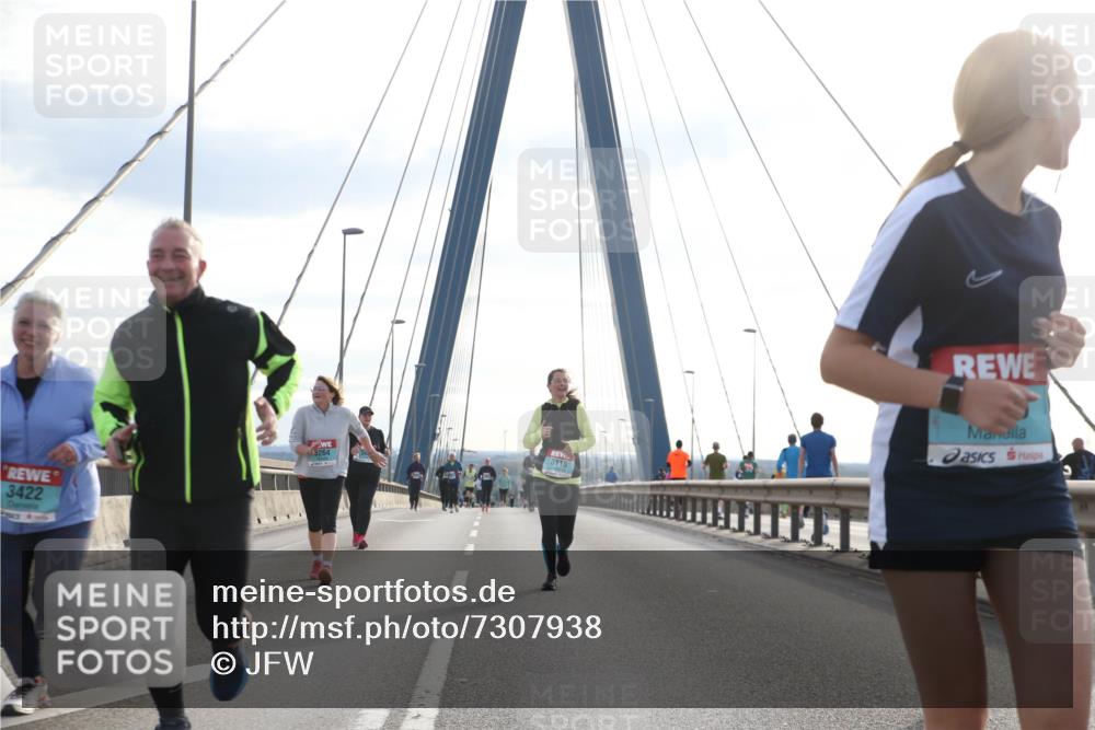 03.10.2024 - Köhlbrandbrückenlauf Jannik Wohlers http://msf.ph/oto/7307938 03.10.2024 09:39:12 Position 1 3422, 3118, 3264 meine-sportfotos.de