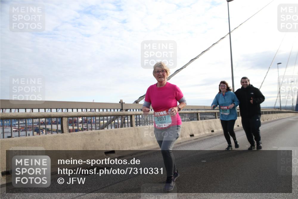 03.10.2024 - Köhlbrandbrückenlauf Jannik Wohlers http://msf.ph/oto/7310331 03.10.2024 09:41:22 Position 1 3651, 3514 meine-sportfotos.de