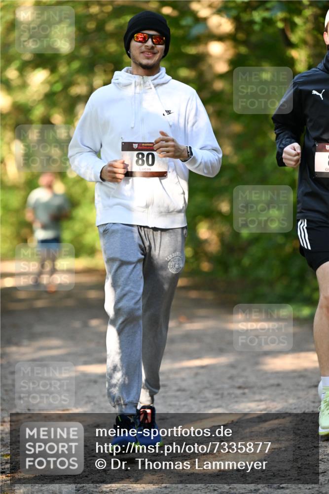 06.10.2024 - Bramfelder Halbmarathon 2024 Dr. Thomas Lammeyer http://msf.ph/oto/7335877 06.10.2024 10:00:04 Laufen 80 meine-sportfotos.de