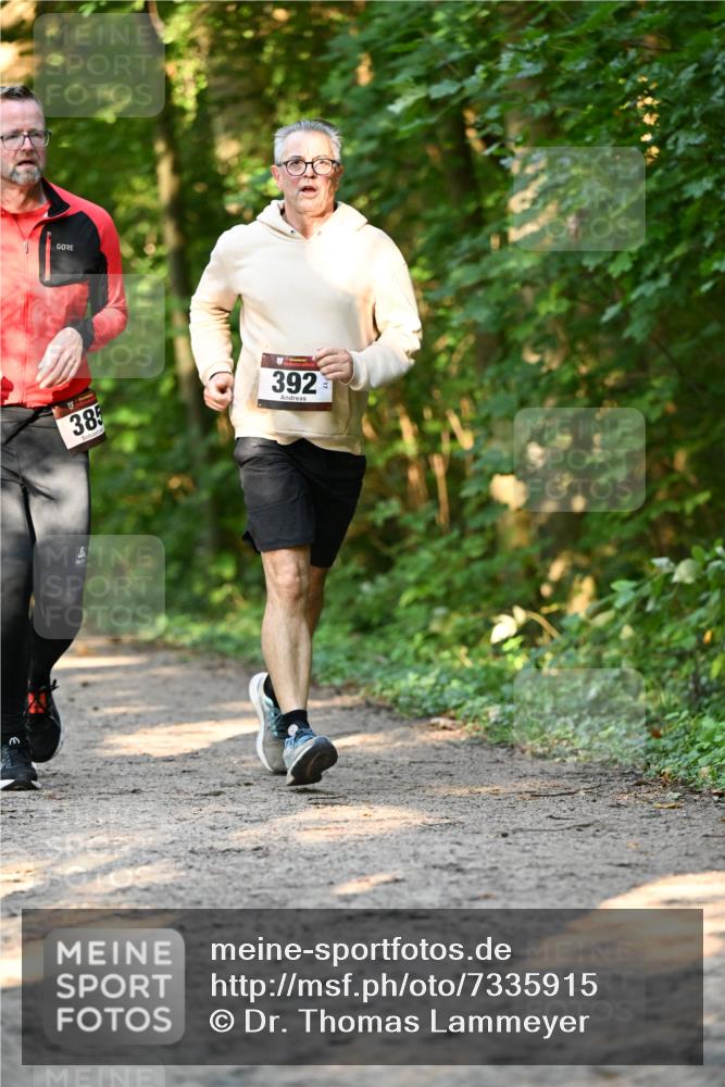 06.10.2024 - Bramfelder Halbmarathon 2024 Dr. Thomas Lammeyer http://msf.ph/oto/7335915 06.10.2024 10:00:42 Laufen 385, 392 meine-sportfotos.de