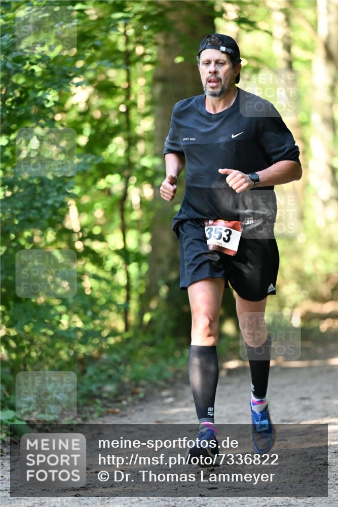 06.10.2024 - Bramfelder Halbmarathon 2024 Dr. Thomas Lammeyer http://msf.ph/oto/7336822 06.10.2024 10:17:14 Laufen 2002, 353 meine-sportfotos.de