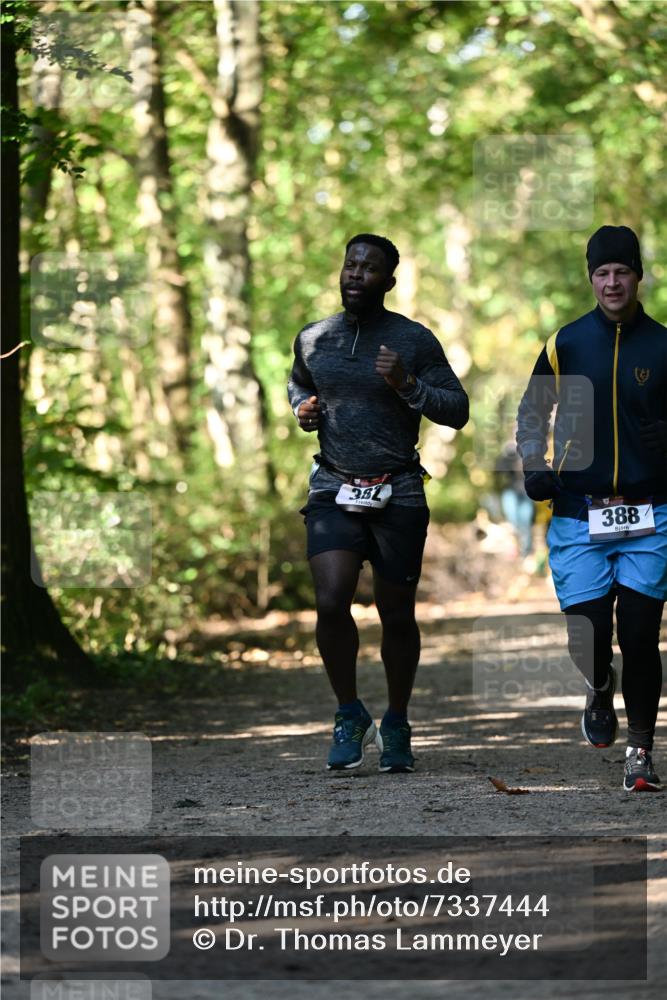 06.10.2024 - Bramfelder Halbmarathon 2024 Dr. Thomas Lammeyer http://msf.ph/oto/7337444 06.10.2024 10:21:21 Laufen 381, 388 meine-sportfotos.de