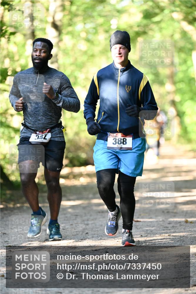 06.10.2024 - Bramfelder Halbmarathon 2024 Dr. Thomas Lammeyer http://msf.ph/oto/7337450 06.10.2024 10:21:22 Laufen 382, 388 meine-sportfotos.de
