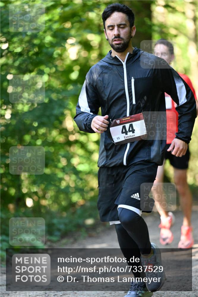 06.10.2024 - Bramfelder Halbmarathon 2024 Dr. Thomas Lammeyer http://msf.ph/oto/7337529 06.10.2024 10:21:58 Laufen 55, 33, 44 meine-sportfotos.de