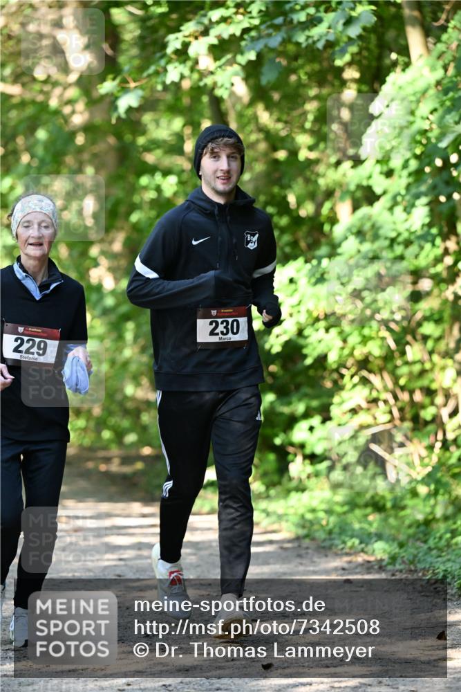 06.10.2024 - Bramfelder Halbmarathon 2024 Dr. Thomas Lammeyer http://msf.ph/oto/7342508 06.10.2024 10:53:27 Laufen 229, 230 meine-sportfotos.de