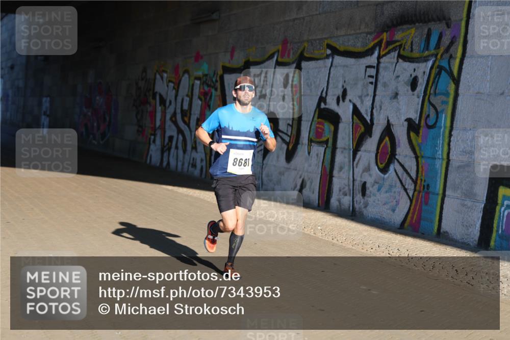 06.10.2024 - 19. swb-Marathon Bremen Michael Strokosch http://msf.ph/oto/7343953 06.10.2024 10:09:58 Laufen 8681 meine-sportfotos.de