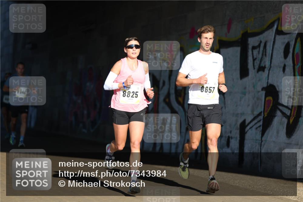 06.10.2024 - 19. swb-Marathon Bremen Michael Strokosch http://msf.ph/oto/7343984 06.10.2024 10:10:36 Laufen 2241, 50, 8825, 8657 meine-sportfotos.de