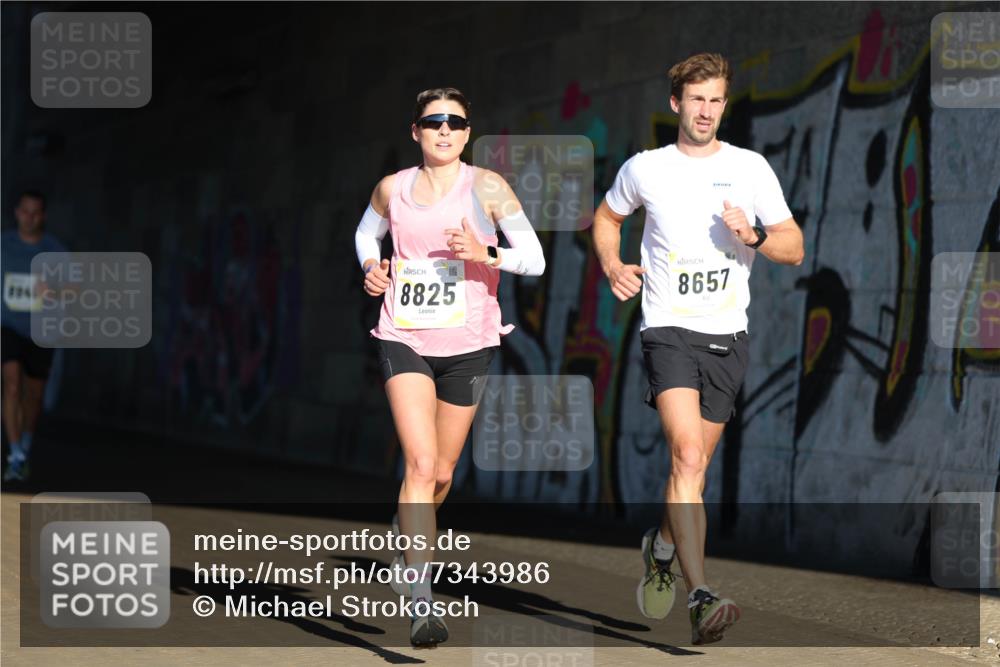 06.10.2024 - 19. swb-Marathon Bremen Michael Strokosch http://msf.ph/oto/7343986 06.10.2024 10:10:37 Laufen 104, 8825, 8657 meine-sportfotos.de