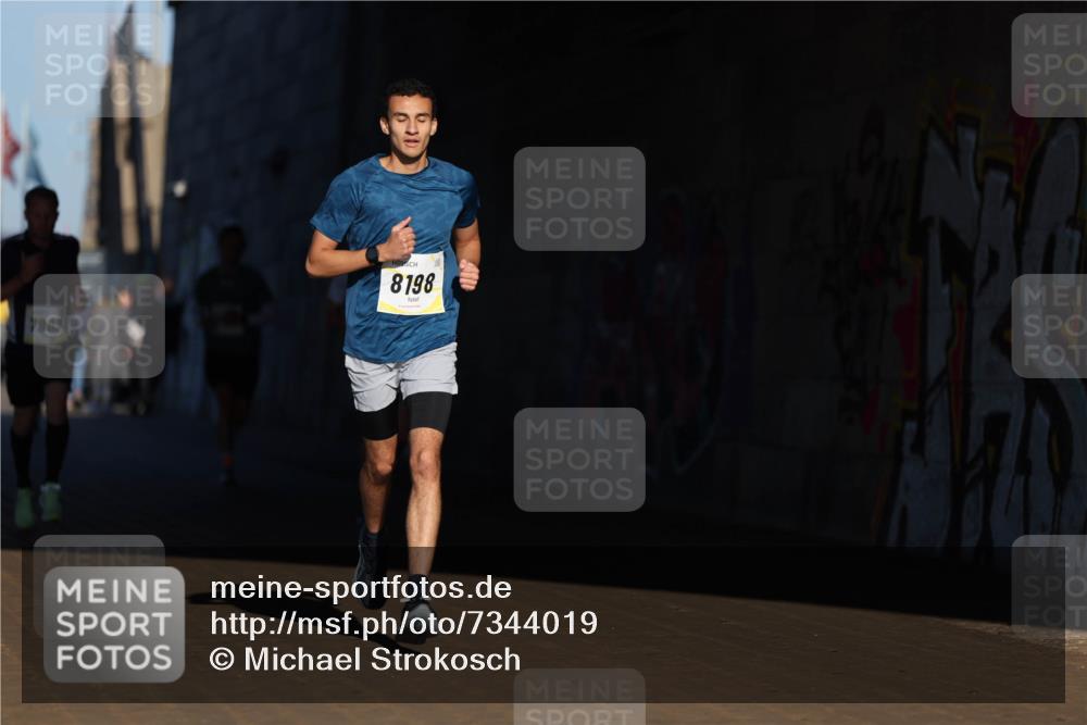 06.10.2024 - 19. swb-Marathon Bremen Michael Strokosch http://msf.ph/oto/7344019 06.10.2024 10:10:55 Laufen 7963, 8198 meine-sportfotos.de