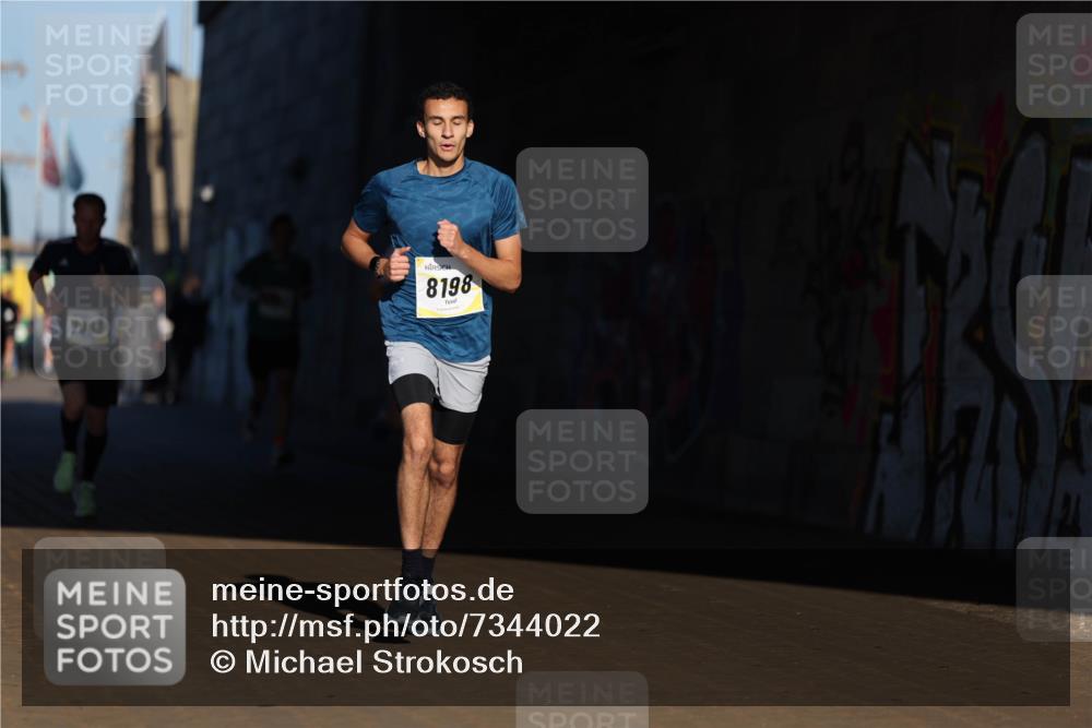 06.10.2024 - 19. swb-Marathon Bremen Michael Strokosch http://msf.ph/oto/7344022 06.10.2024 10:10:56 Laufen 7963, 8198 meine-sportfotos.de