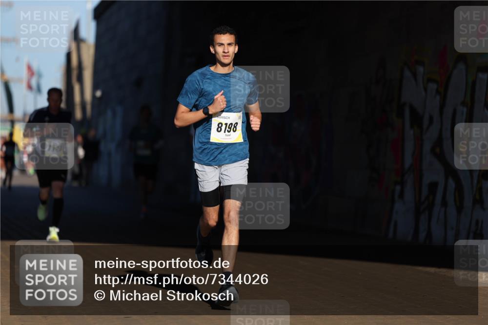 06.10.2024 - 19. swb-Marathon Bremen Michael Strokosch http://msf.ph/oto/7344026 06.10.2024 10:10:56 Laufen 7061, 8198 meine-sportfotos.de