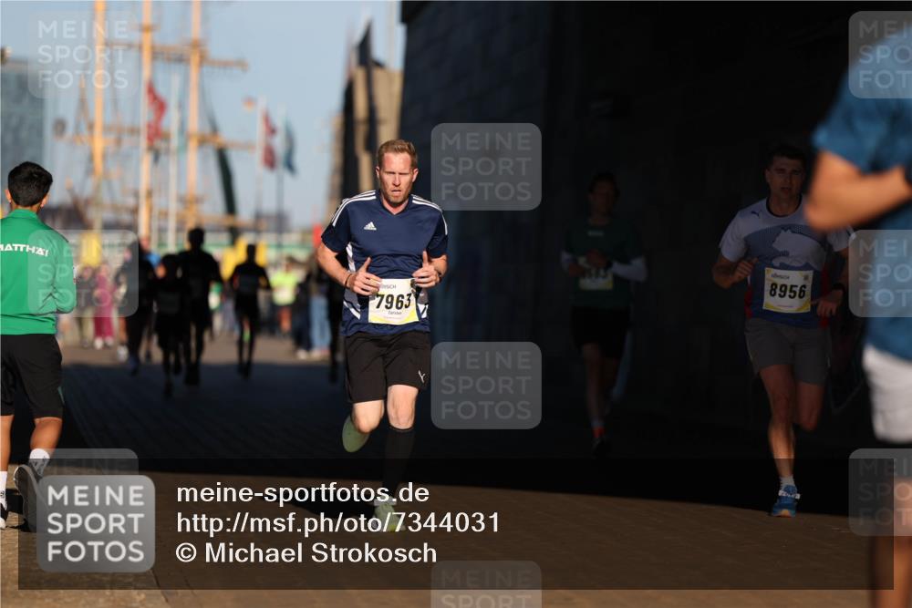 06.10.2024 - 19. swb-Marathon Bremen Michael Strokosch http://msf.ph/oto/7344031 06.10.2024 10:10:58 Laufen 7963, 8956 meine-sportfotos.de