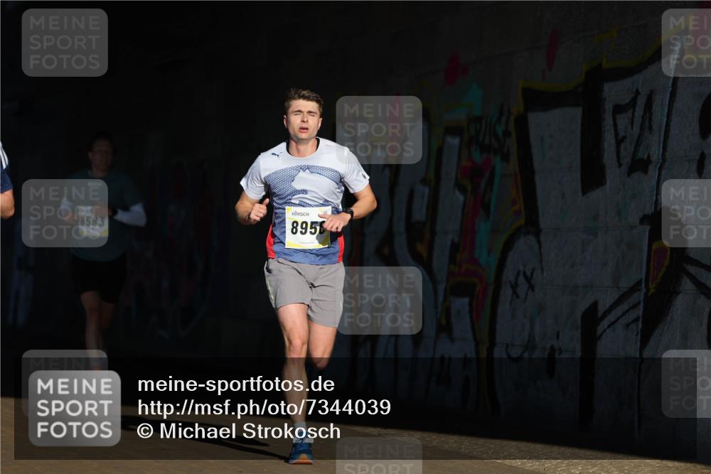 06.10.2024 - 19. swb-Marathon Bremen Michael Strokosch http://msf.ph/oto/7344039 06.10.2024 10:10:59 Laufen 8583, 8956 meine-sportfotos.de