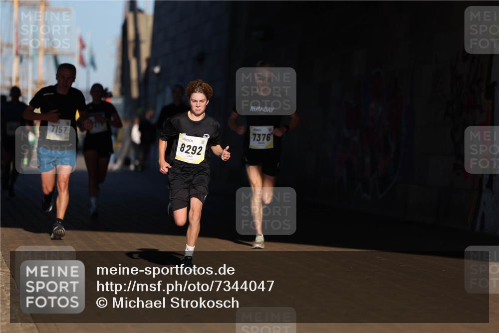 06.10.2024 - 19. swb-Marathon Bremen Michael Strokosch http://msf.ph/oto/7344047 06.10.2024 10:11:05 Laufen 7157, 8292, 7376 meine-sportfotos.de