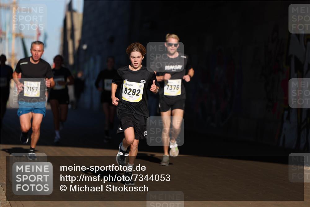 06.10.2024 - 19. swb-Marathon Bremen Michael Strokosch http://msf.ph/oto/7344053 06.10.2024 10:11:05 Laufen 7157, 8292, 7376, 19 meine-sportfotos.de