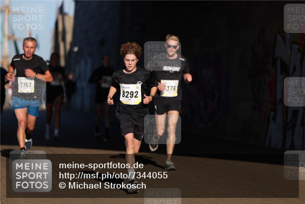 06.10.2024 - 19. swb-Marathon Bremen Michael Strokosch http://msf.ph/oto/7344055 06.10.2024 10:11:06 Laufen 7157, 8292, 376 meine-sportfotos.de