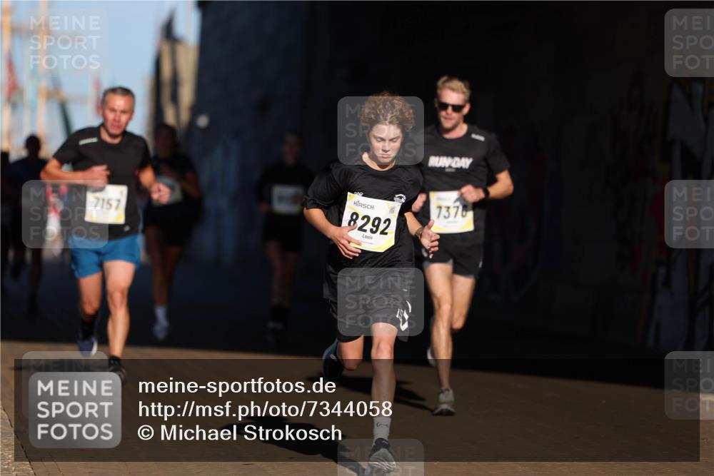 06.10.2024 - 19. swb-Marathon Bremen Michael Strokosch http://msf.ph/oto/7344058 06.10.2024 10:11:06 Laufen 7157, 8292, 7370 meine-sportfotos.de