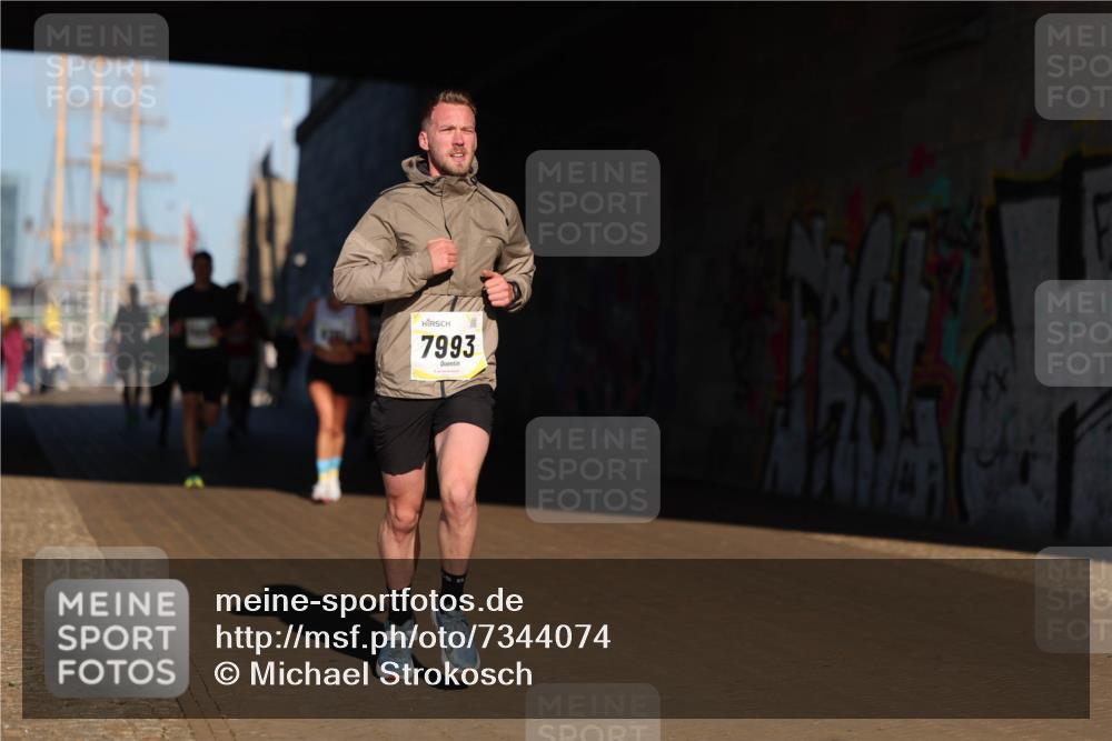 06.10.2024 - 19. swb-Marathon Bremen Michael Strokosch http://msf.ph/oto/7344074 06.10.2024 10:11:15 Laufen 230, 7993 meine-sportfotos.de