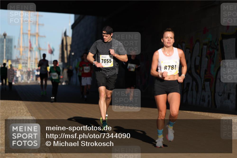 06.10.2024 - 19. swb-Marathon Bremen Michael Strokosch http://msf.ph/oto/7344090 06.10.2024 10:11:18 Laufen 7001, 7833, 7655, 6094, 8781 meine-sportfotos.de