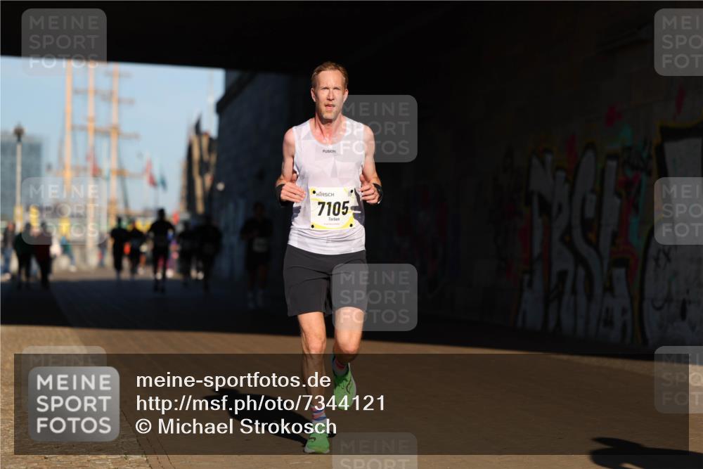 06.10.2024 - 19. swb-Marathon Bremen Michael Strokosch http://msf.ph/oto/7344121 06.10.2024 10:11:25 Laufen 7105 meine-sportfotos.de