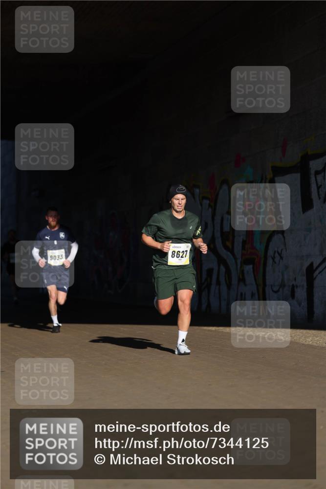06.10.2024 - 19. swb-Marathon Bremen Michael Strokosch http://msf.ph/oto/7344125 06.10.2024 10:11:31 Laufen 9033, 8627 meine-sportfotos.de
