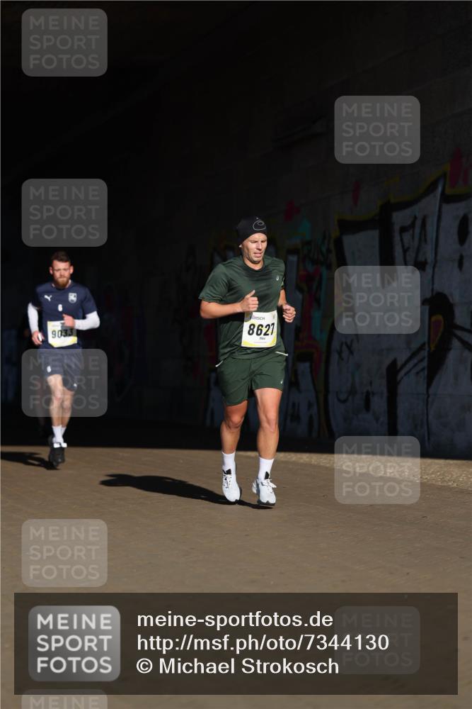 06.10.2024 - 19. swb-Marathon Bremen Michael Strokosch http://msf.ph/oto/7344130 06.10.2024 10:11:31 Laufen 9033, 8621 meine-sportfotos.de