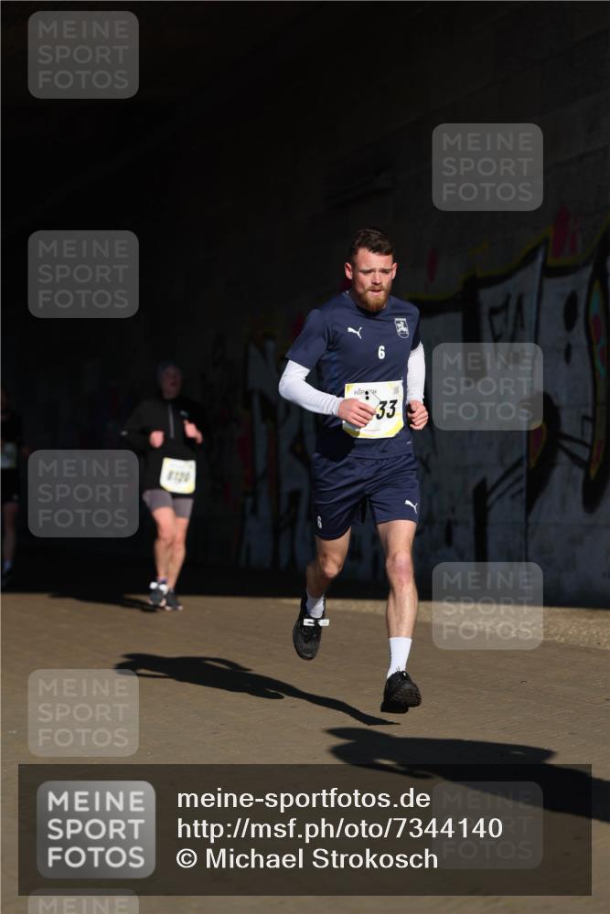 06.10.2024 - 19. swb-Marathon Bremen Michael Strokosch http://msf.ph/oto/7344140 06.10.2024 10:11:33 Laufen 8120, 33 meine-sportfotos.de