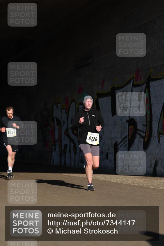 06.10.2024 - 19. swb-Marathon Bremen Michael Strokosch http://msf.ph/oto/7344147 06.10.2024 10:11:35 Laufen 8755, 8120 meine-sportfotos.de