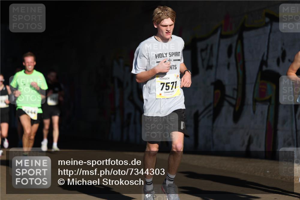06.10.2024 - 19. swb-Marathon Bremen Michael Strokosch http://msf.ph/oto/7344303 06.10.2024 10:12:19 Laufen 7571 meine-sportfotos.de