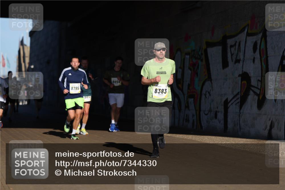 06.10.2024 - 19. swb-Marathon Bremen Michael Strokosch http://msf.ph/oto/7344330 06.10.2024 10:12:31 Laufen 8785, 8813, 8654, 8383 meine-sportfotos.de