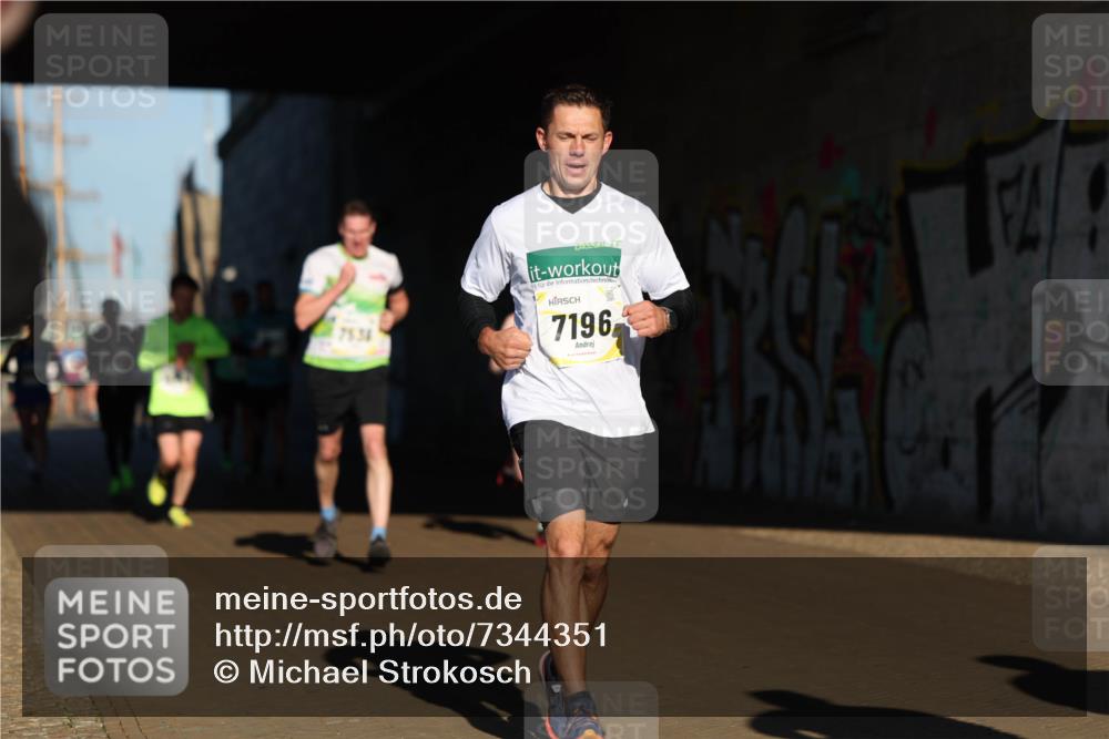 06.10.2024 - 19. swb-Marathon Bremen Michael Strokosch http://msf.ph/oto/7344351 06.10.2024 10:12:35 Laufen 7636, 7196 meine-sportfotos.de