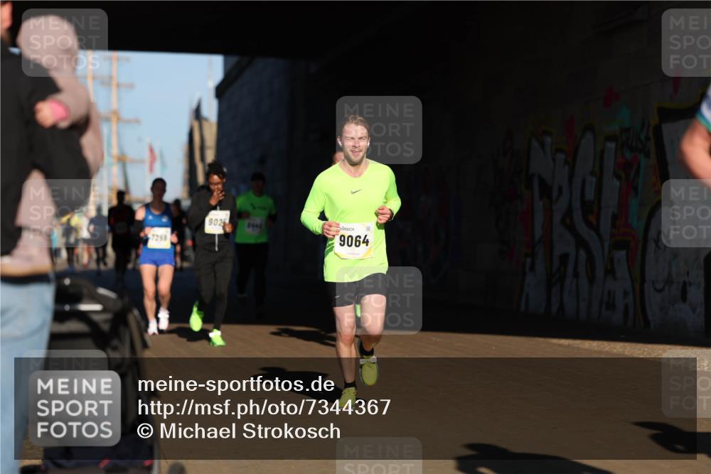 06.10.2024 - 19. swb-Marathon Bremen Michael Strokosch http://msf.ph/oto/7344367 06.10.2024 10:12:38 Laufen 9025, 7259, 9064 meine-sportfotos.de